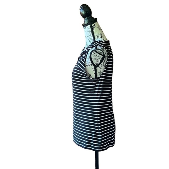 Vince Camuto, women’s black and white stripe keyhole pull over sleeveless top M - Picture 3 of 8